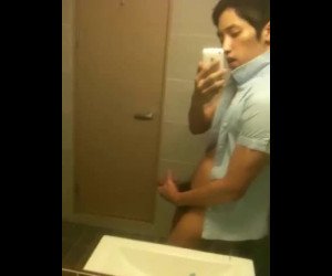 Asian twink mirror selfie wank and cumshot